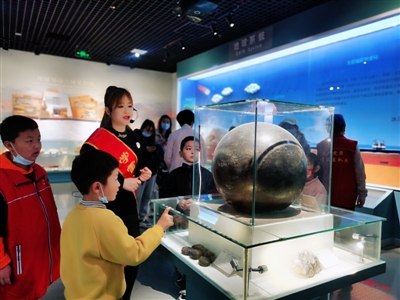 地质博物馆青年科普人员义务讲解地学科普知识。本报记者 赵锐 摄