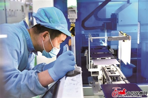 ▲工人在中润光能集团生产车间认真作业，确保质量。