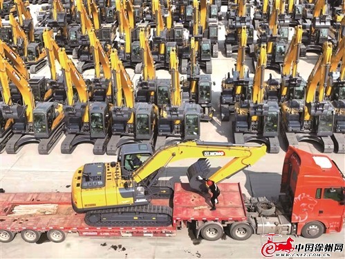 ▲徐工集团&ldquo;虎&rdquo;力全开，挖掘机正源源不断装运外销。