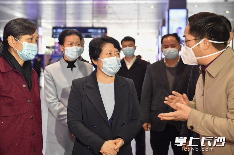 吴桂英在长沙火车南站督查疫情防控工作。