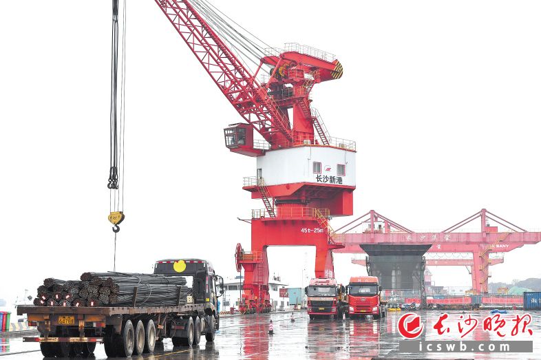 　　长沙新港码头，工人正在进行货物装卸作业。　　长沙晚报　　全媒体记者　　王志伟 摄