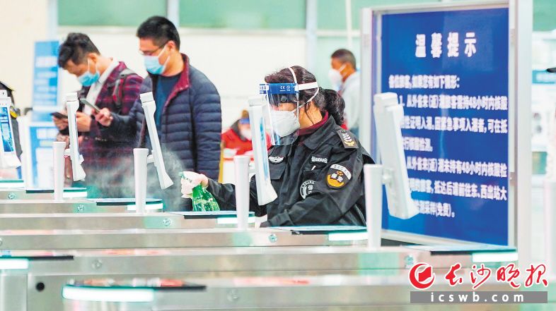 20日，记者在长沙火车南站看到，进出人员需佩戴口罩、测量体温、出示场所码，外省返湘人员需持48小时内核酸阴性证明，在车站内也设有免费核酸检测点方便人们检测，现场秩序井然。 　　长沙晚报全媒体记者 刘晓敏 罗亚坤 摄影报道