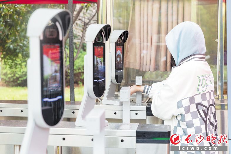 大学校园  20日，在湖南农业大学学校门口，学校相关车辆人员需佩戴口罩、测量体温、出示场所码才可进入，外来车辆人员需在此基础上另行报备登记才可进入，盛同学表示，学校已组织全校师生做完核酸检测，这次疫情自上而下反应非常迅速，让他们很安心。　　长沙晚报全媒体记者 董阳 摄