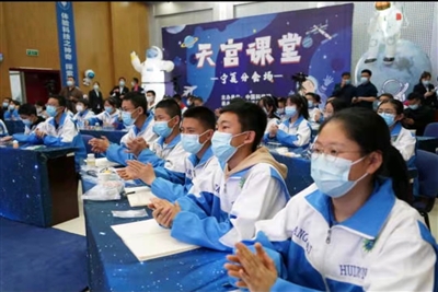 3月23日，银川唐徕中学南校区八年级学生在宁夏科技馆多功能厅听航天员翟志刚、王亚平、叶富光在线讲课。 本报记者  武晓瑜   摄