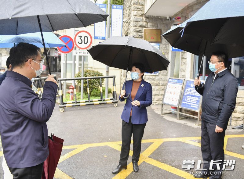 3月27日上午，省委常委、市委书记吴桂英在天心区长郡中学检查督导疫情防控工作。均为长沙晚报全媒体记者 余劭劼 摄