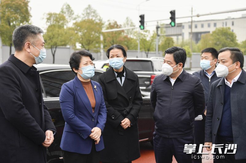 吴桂英在岳麓区阳光100小区外检查督导疫情防控工作并看望慰问一线工作者。