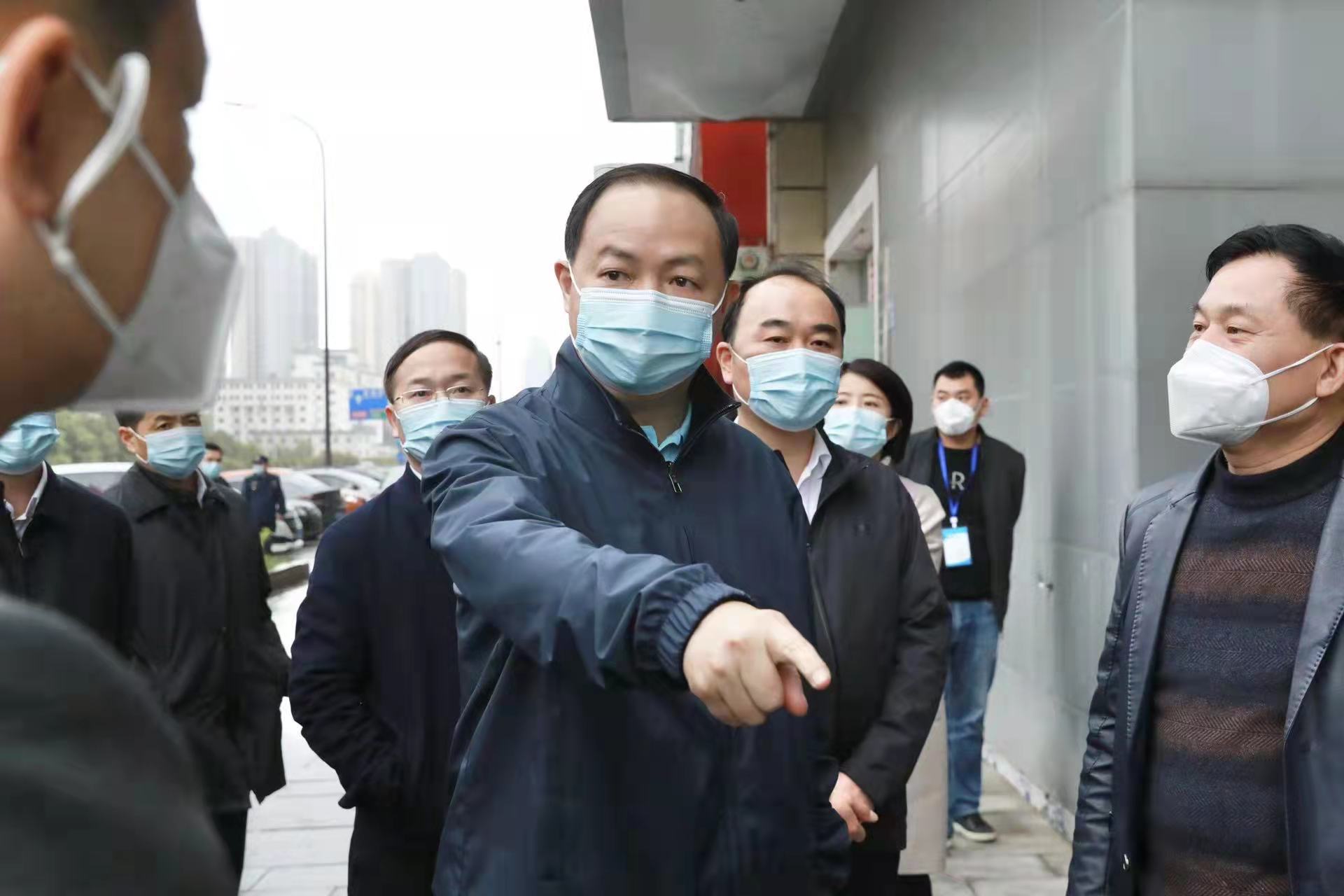 郑建新以“四不两直”方式到岳麓区督查疫情防控工作。刘书勤摄