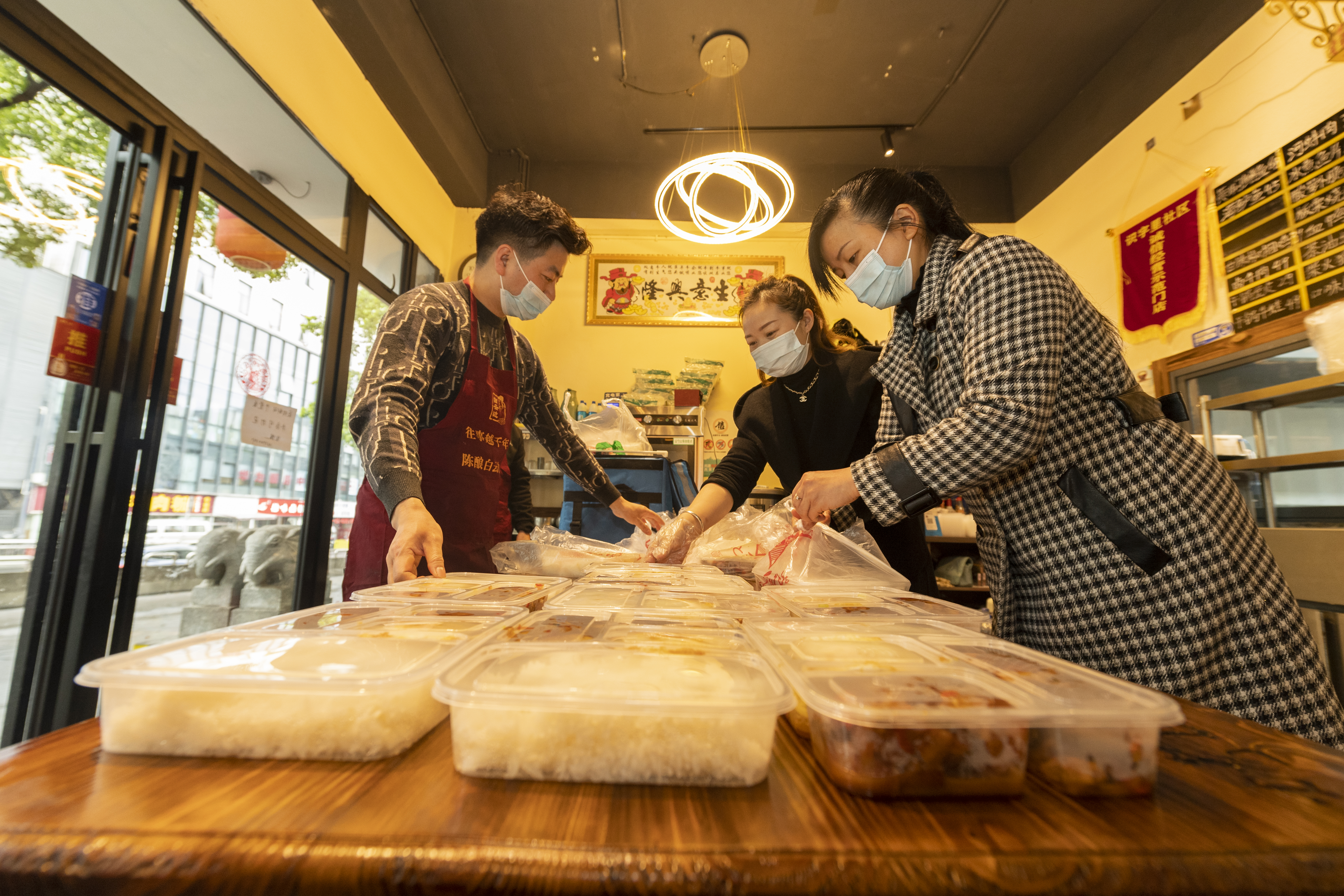 市总工会为抗疫一线人员送去“暖心盒饭”。