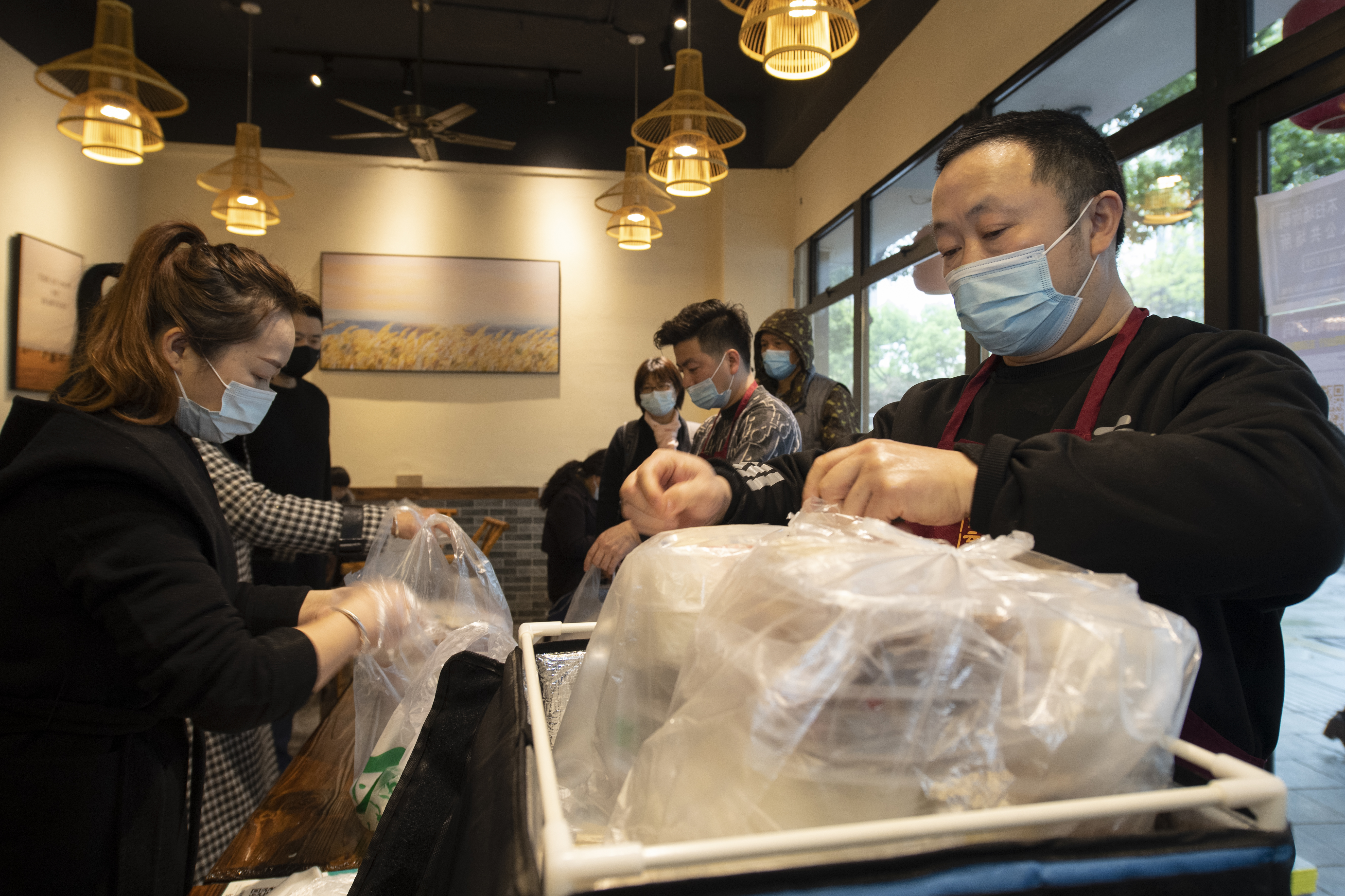 市总工会为抗疫一线人员送去“暖心盒饭”。均为长沙晚报全媒体记者 黄启晴 摄