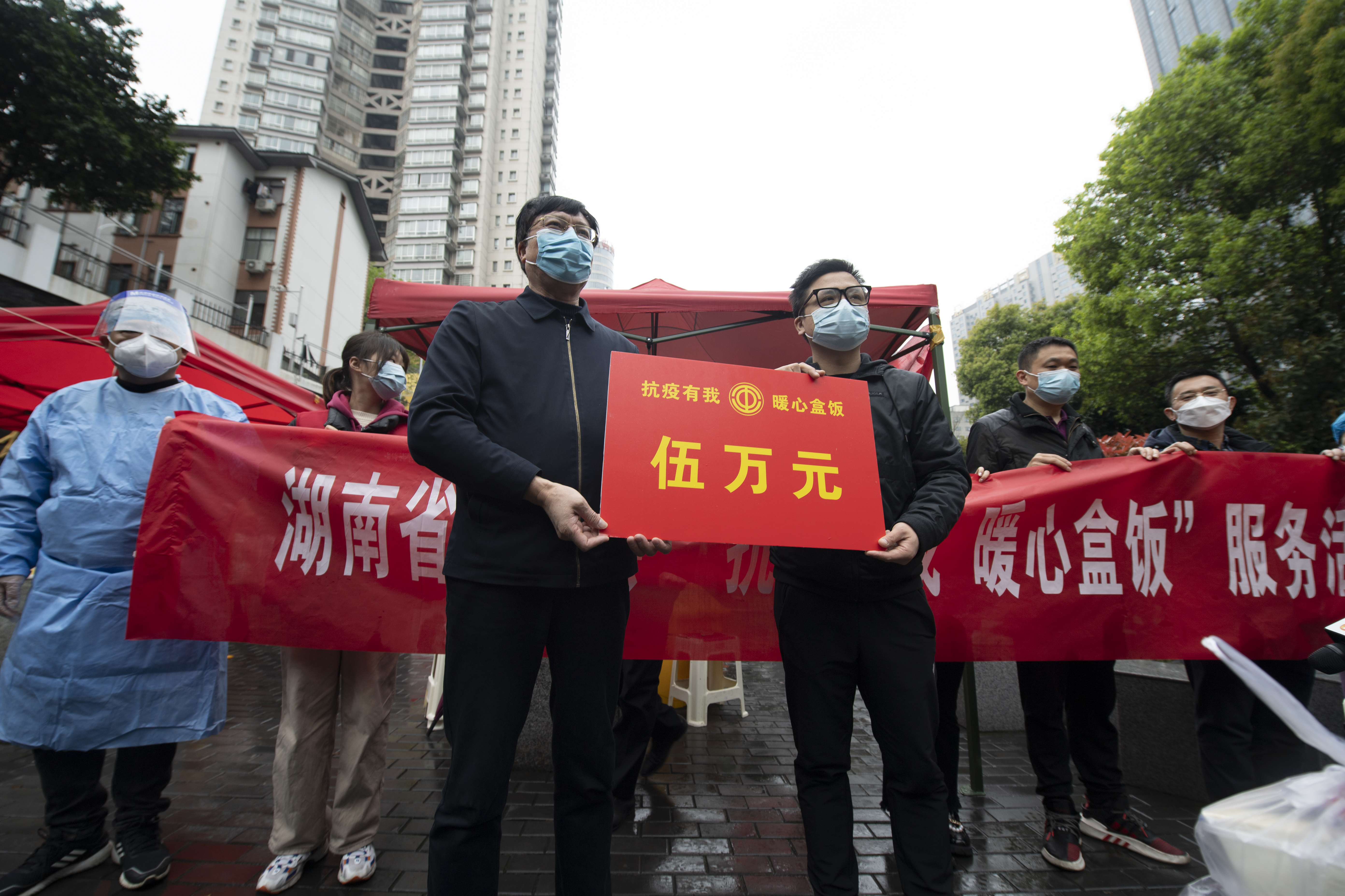 市总工会为抗疫一线人员送去慰问金。