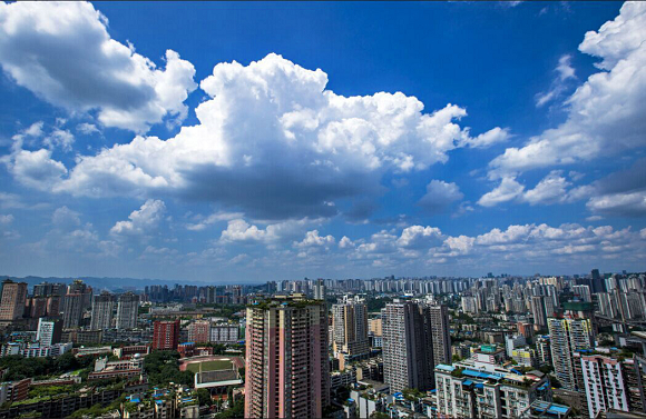 蓝天白云下的沙坪坝。 沙坪坝区融媒体中心供图 华龙网发