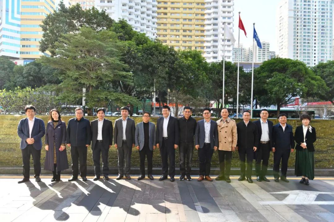 ↑ 早餐会后合影