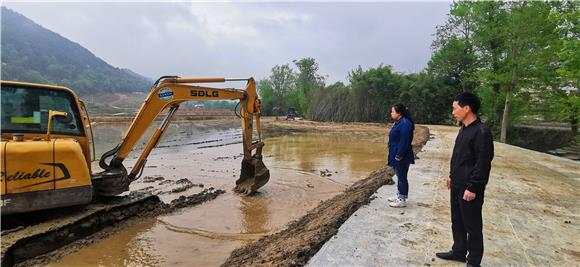 挖掘机作业平整田块。特约通讯员 赵武强 摄