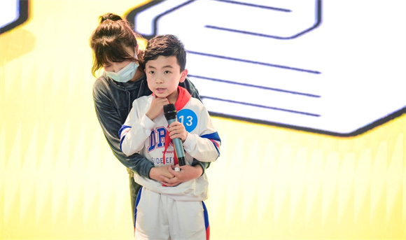 参赛选手讲解石头剪刀布急救法。九龙坡区科技局供图  华龙网发