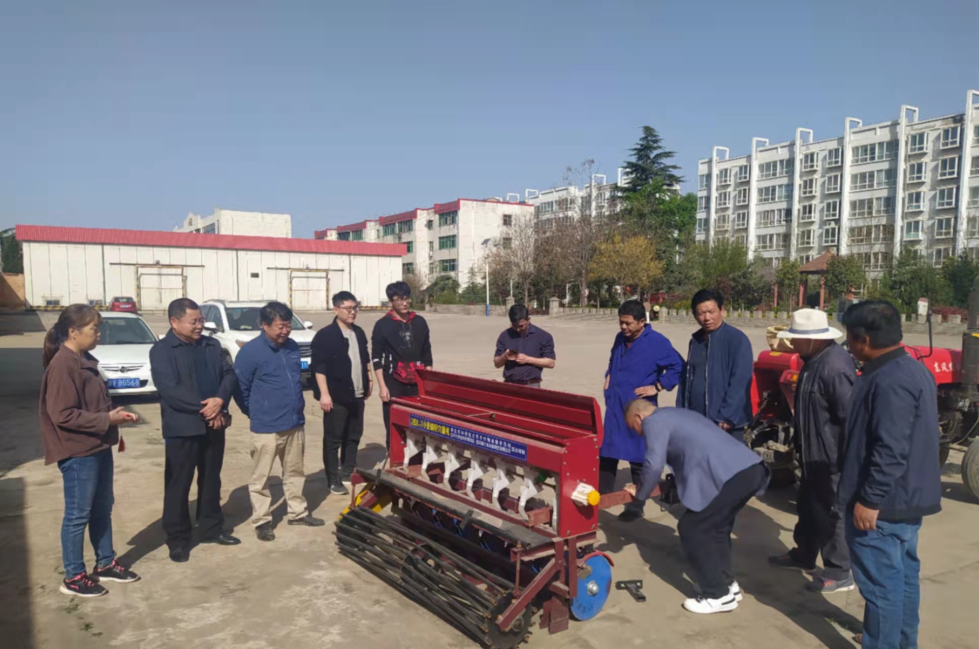 专家指导穴播机械调试.jpg