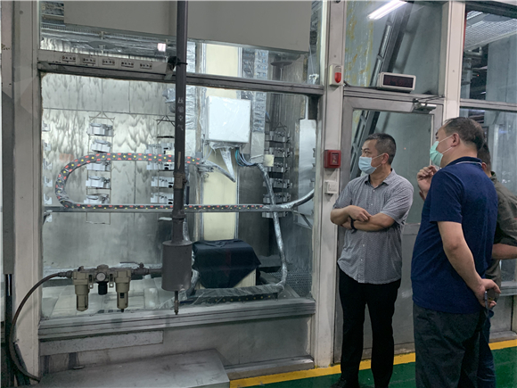 重庆高新区生态环境局陈小龙局长（右）调研隆鑫自动化生产车间。重庆高新区生态环境局供图 华龙网发
