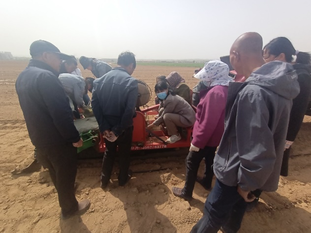 西北农林科技大学王渭玲教授赴陕西榆林榆阳区
开展中药材种植技术培训活动4.png