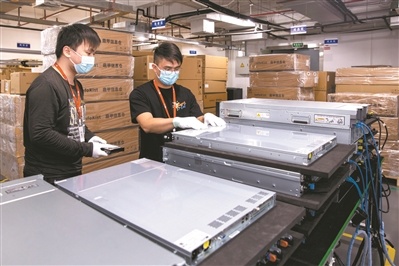 研发人员对信息仓进行调试。