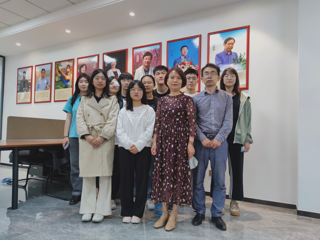 在工作站合影 Large.jpeg