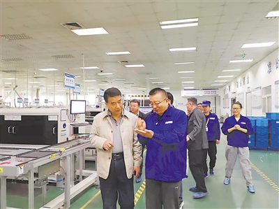 <p>　　银川都市圈智能制造区域科技服务团专家（左一）在企业生产一线指导。</p><p>　　本报记者　和牧川　实习生　汪亚雪　摄</p>