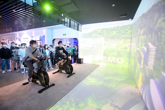 高校毕业生实地体验。重庆高新区政务服务和社会事务中心供图