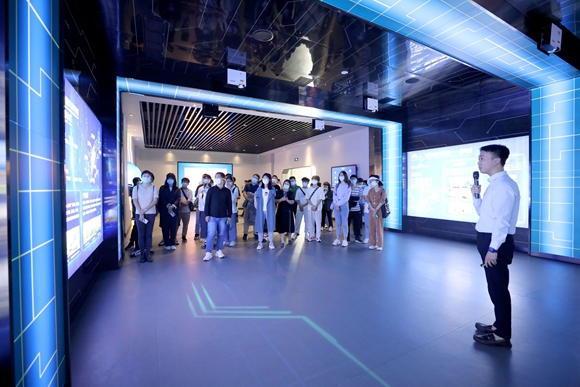 工作人员为学生答疑解惑。重庆高新区政务服务和社会事务中心供图