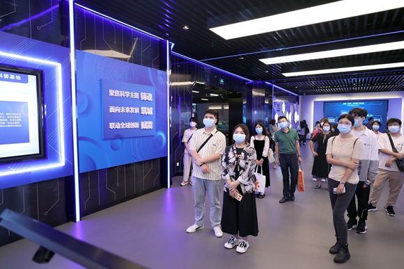 高校毕业生正在参观。重庆高新区政务服务和社会事务中心供图