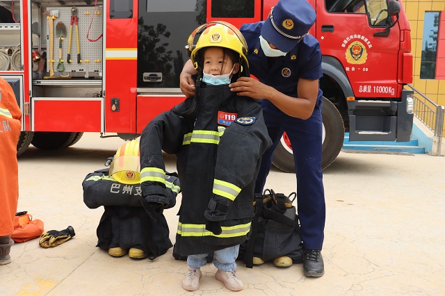 小朋友在体验“小小消防员”.JPG
