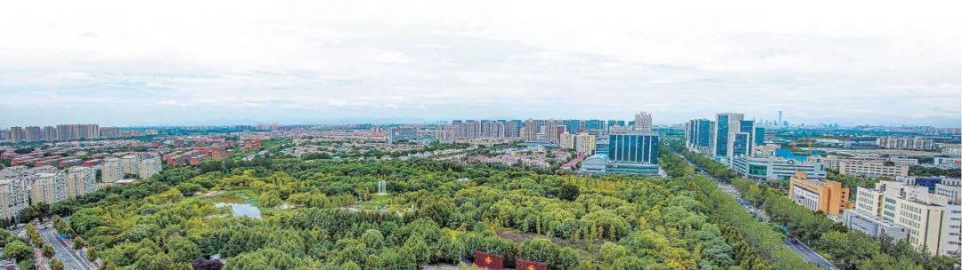 《北京日报》跨版报道了经开区高质量发展6.jpg