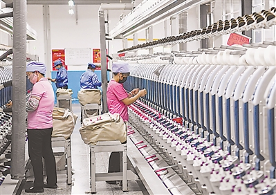 <p>　　石嘴山市大武口区宁夏恒达纺织科技股份有限公司吸纳200多名新民社区劳务移民在这里长期稳定就业，人均月收入在3000元以上。</p>