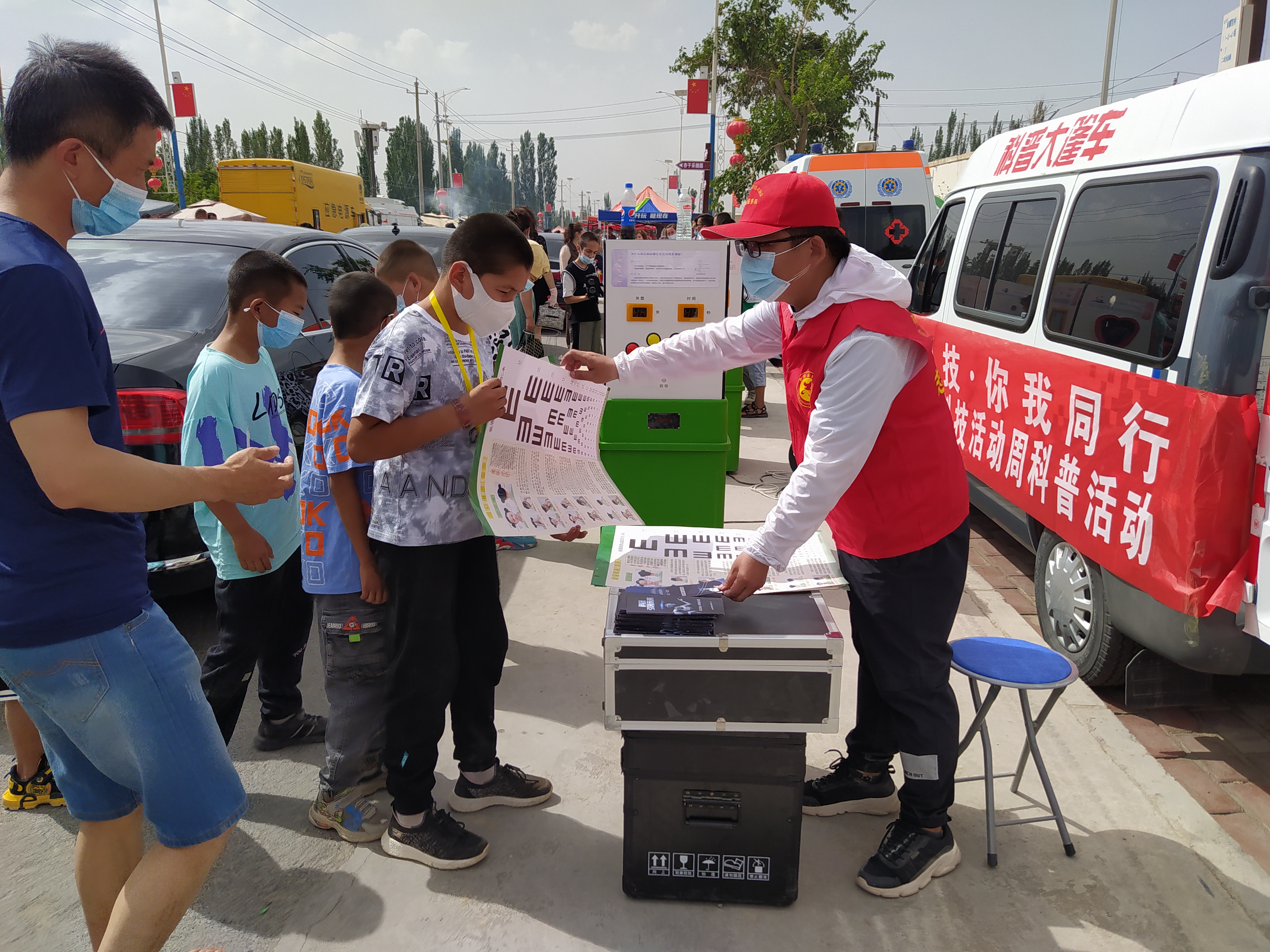 科普志愿者在活动现场给游客发放科普宣传资料.jpg