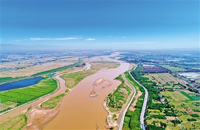 <p>    俯瞰黄河吴忠市利通区段，蔚蓝的天空与黄河相映成画。       本报记者 马楠 摄</p>