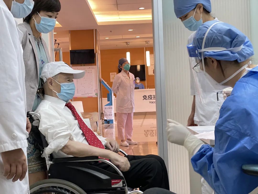 91岁陆道培院士在经开区接种第二针新冠疫苗.jpg