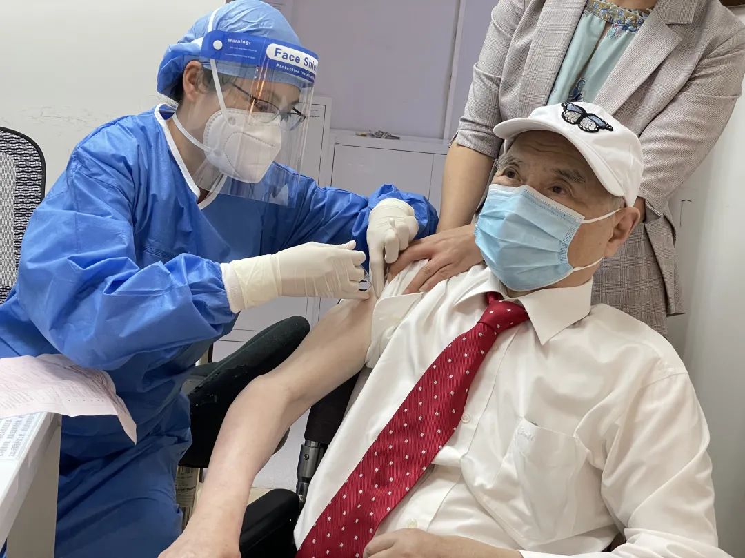 91岁陆道培院士在经开区接种第二针新冠疫苗2.jpg