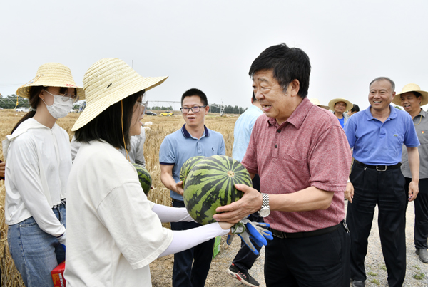 80.西北农林科技大学校长吴普特“三夏”送清凉慰问一线师生5.png
