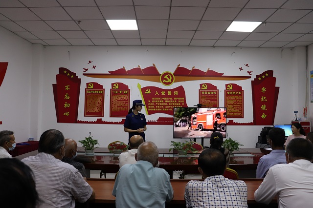 消防科普员在讲解如何正确报火警、火场如何逃生等消防常识.JPG