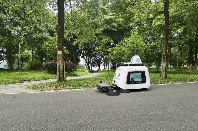 赛特智能无人驾驶清扫车在海珠湖湿地公园进行清扫作业。