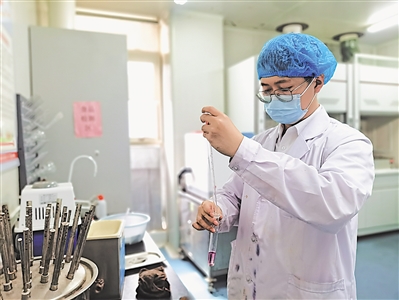 <p>　　工作人员检测黑枸杞原浆中原花青素含量。</p>