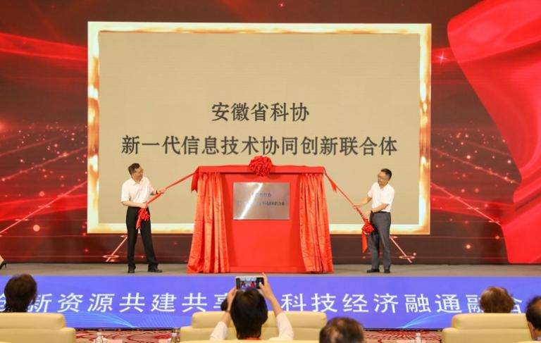 人们在看台上的人在球场上打球 低可信度描述已自动生成