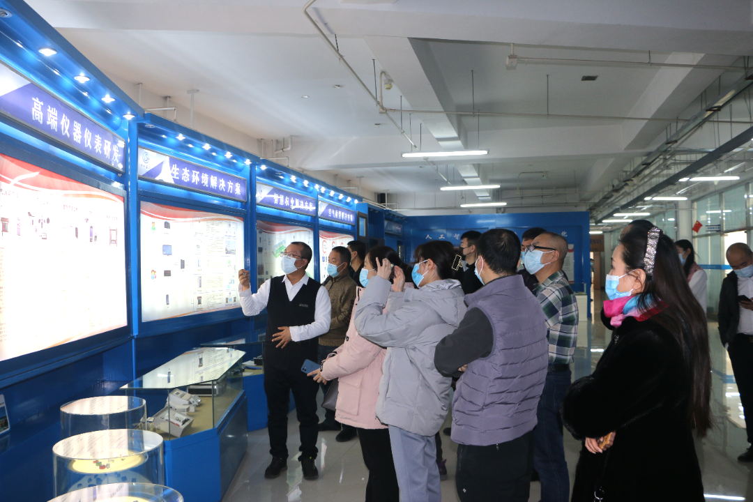 31期中科盈江总经理陈存广带领企业参观展厅.png
