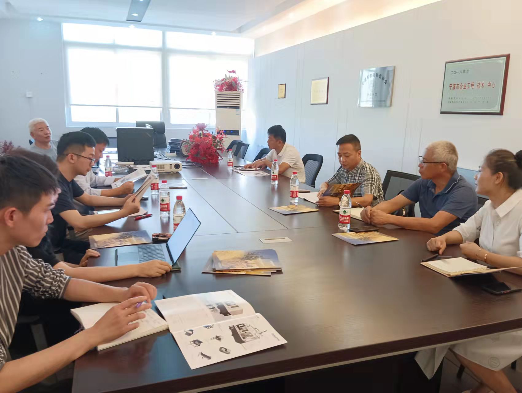 20220804宁波市科技创新协会秘书处携宁波大学机械学院彭文飞副院长，浙大宁波理工学院科研处于在河处长等专家教授一行去赴宁波宫铁智能科技有限公司进行考察交流，并对进一步提高产品的精度和数字化转型提出意见，并进一步推进校企合作，建立企业博士创新站的工作进行了深入的交谈。.jpg