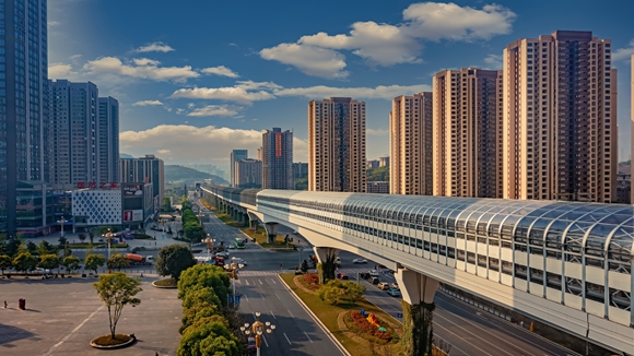 延伸向远处的江跳线轨道宛如点缀城市之中的绸带。江津区委宣传部供图 华龙网发