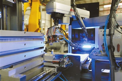 基于MES与ERP软件系统的数字化生产线，让沙坪坝企业的生产效率大幅提升。 记者 郭晋 摄