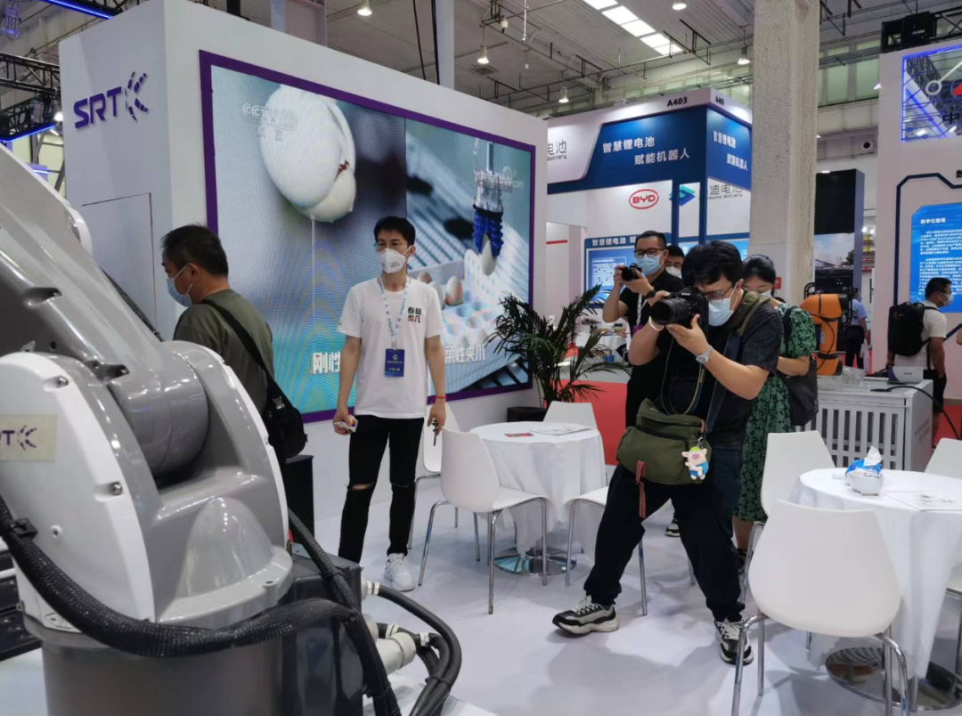 机器人产业发展迅速，近20家媒体齐聚北京经开区 2.png