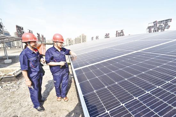 区机关事务管理中心组织工作人员，安装调试光伏设备。 荣昌区融媒体中心记者 刘汪洋 摄