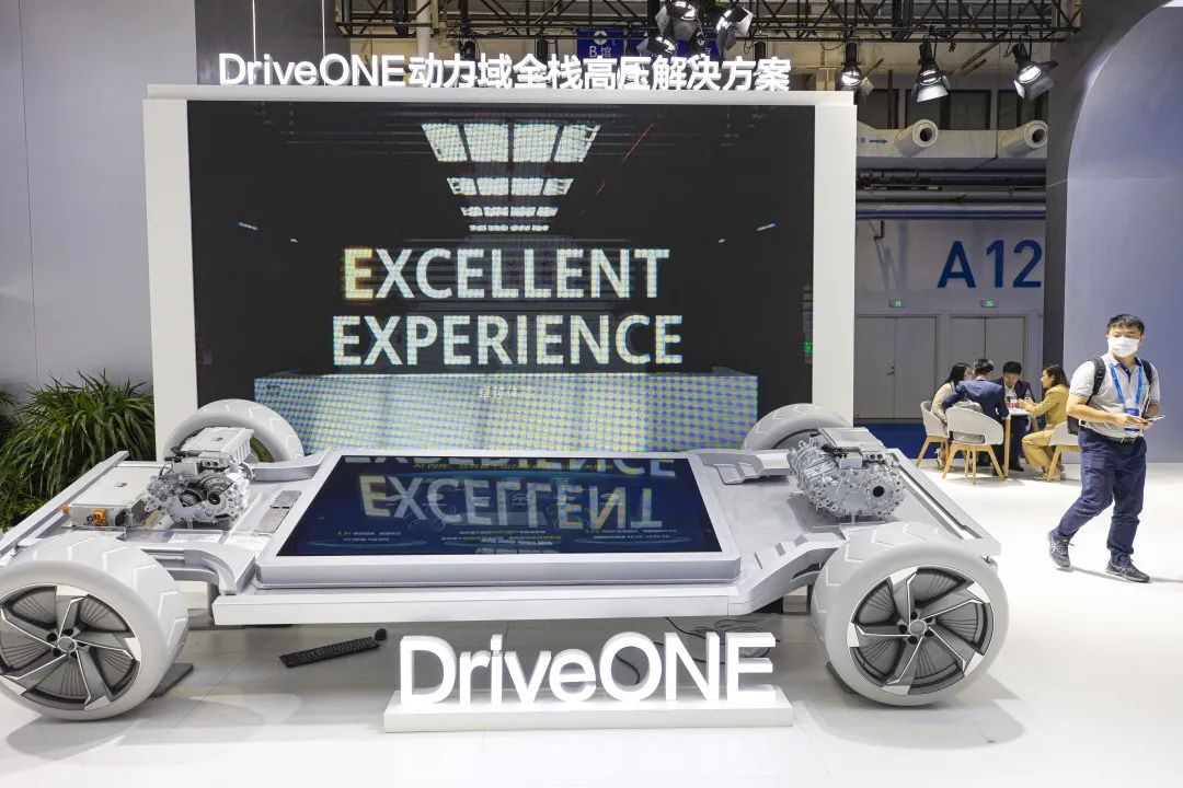 实地探访！汽车“跳舞”，AI闪充……2022世界新能源汽车大会“敞开”看7.jpg