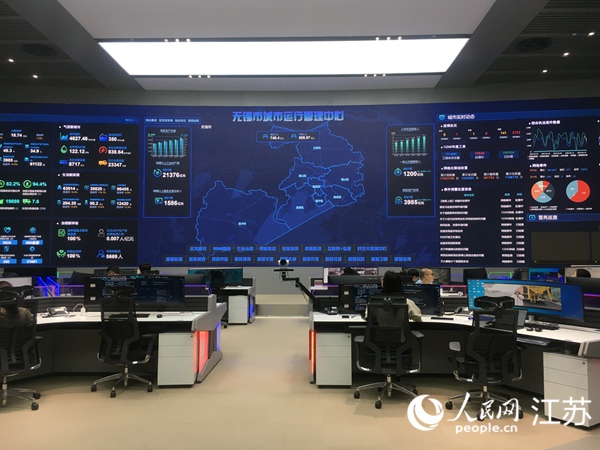 无锡城市运行管理中心工作人员在实时监测数据动态。人民网 王丹丹摄