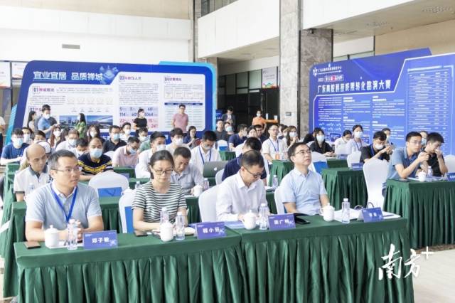 评委现场提问并打分。