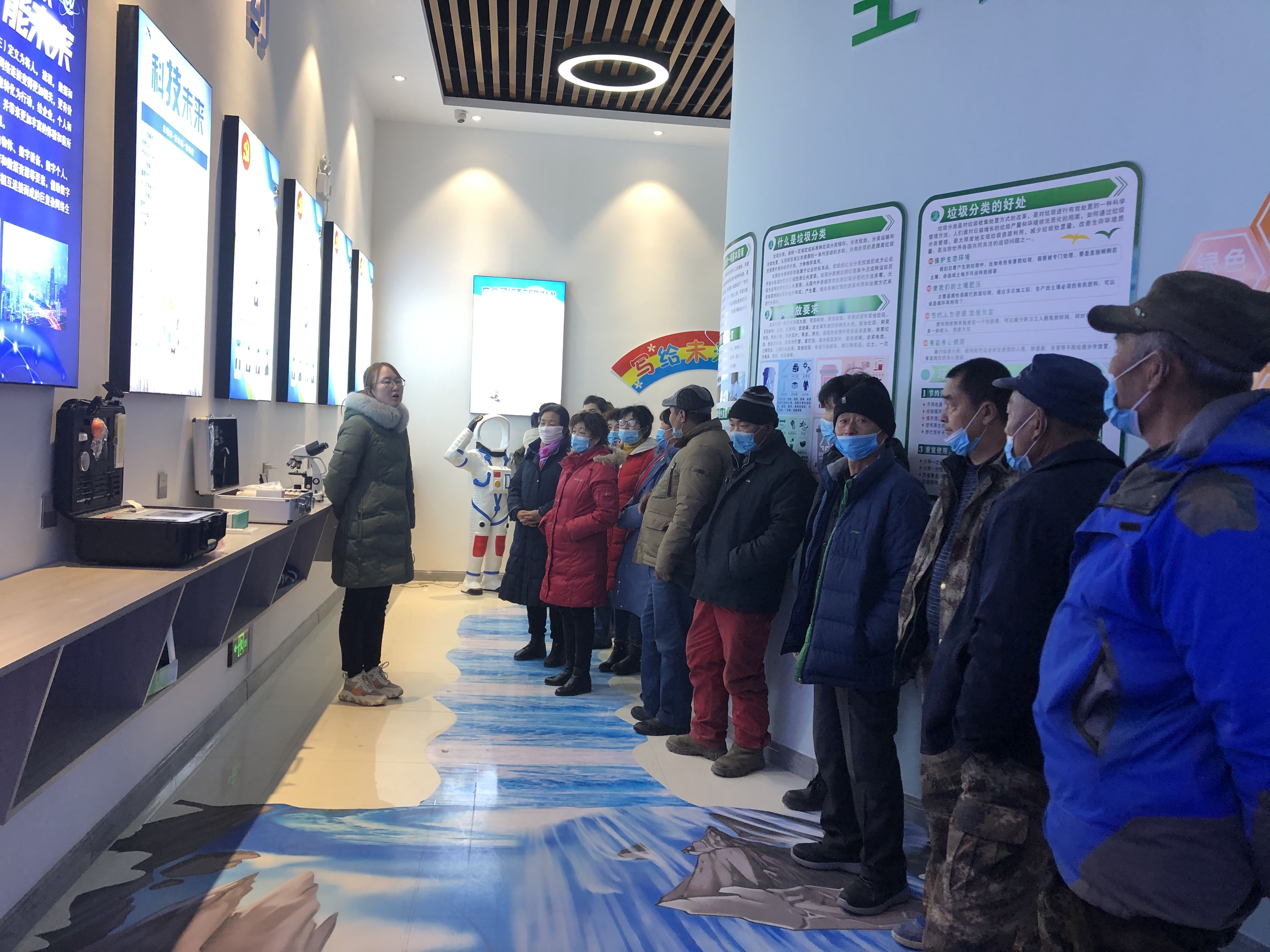 组织农牧民群众参观科普馆，并且听取技术人员讲解农药残留相关知识.JPG