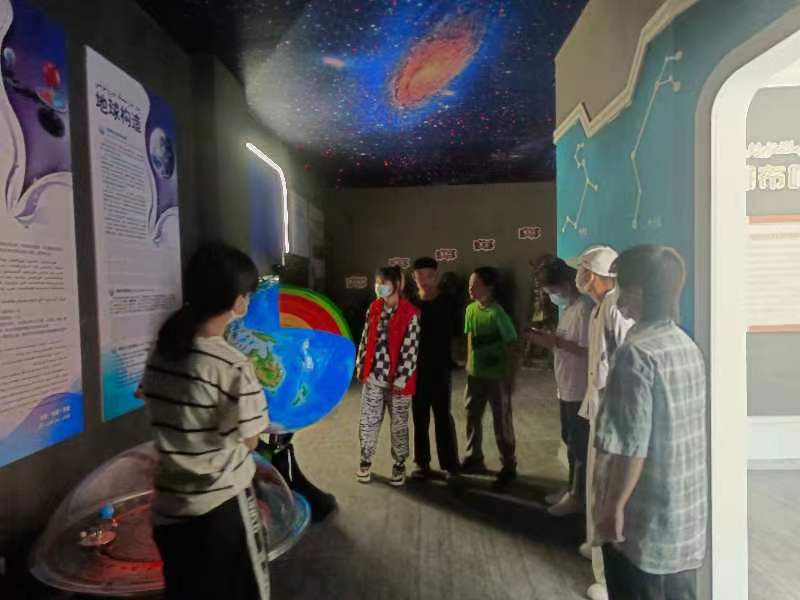 查干诺尔村学生感受宇宙的奥秘.JPG